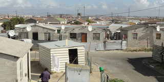 Mehrere kleine Hütten im Stadtteil Khayelitsha in Kapstadt