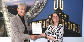 Sandra Huning apl. Prof. Urkunde Sandra Huning bekommt Urkunde von Dekan übergeben.