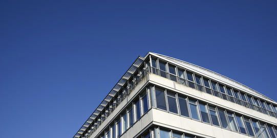 GB III Das Geschossbau 3 aus der Froschperspektive an der TU Dortmund.