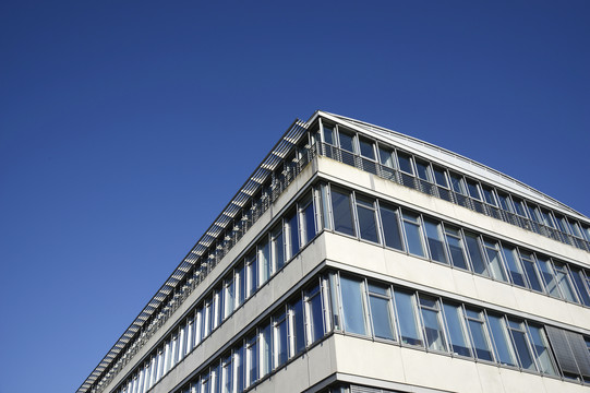 GB III Das Geschossbau 3 aus der Froschperspektive an der TU Dortmund.