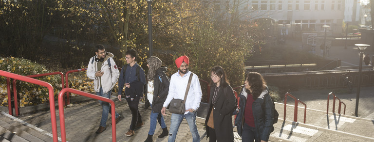 Internationale Studierende Internationale Studierende laufen zusammen die Treppe hoch.