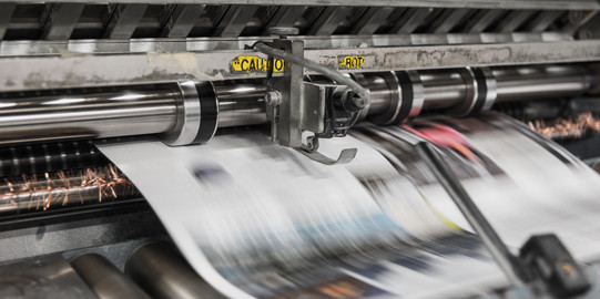 Druckerpresse Druckerpresse wirft bedrucktes Papier heraus.