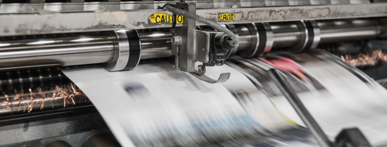 Druckerpresse Druckerpresse wirft bedrucktes Papier heraus.