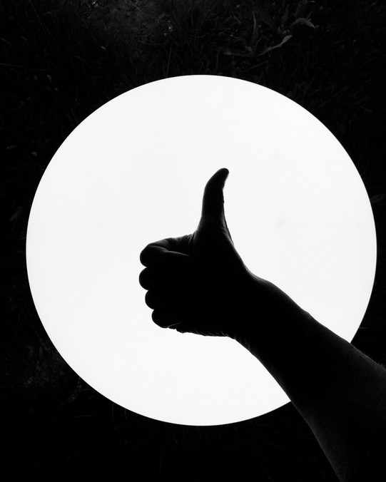 Daumen hoch Silhouette eines Daumen hoch.