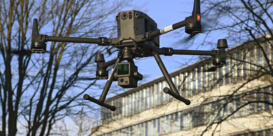 Drohne Foto einer fliegenden Drohne.