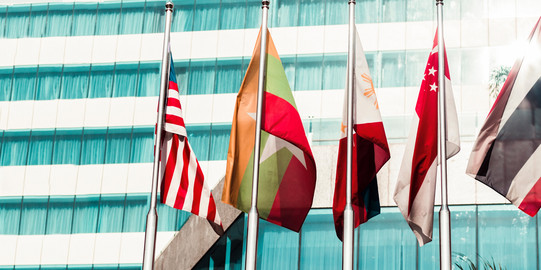 Fahnen, Flaggen Fünf Länder-Fahnen stehen nebeneinander an einem Pfahl gehangen.