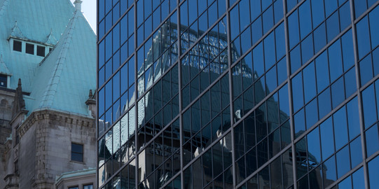 Gebäude Dortmund Angeschnittenes Gebäude aus Glas.