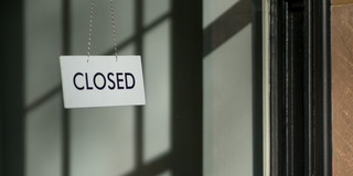 Türschild Geschlossen Glaswand mit einem Geschlossen-Schild.