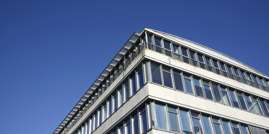 GB III Das Geschossbau 3 aus der Froschperspektive an der TU Dortmund.