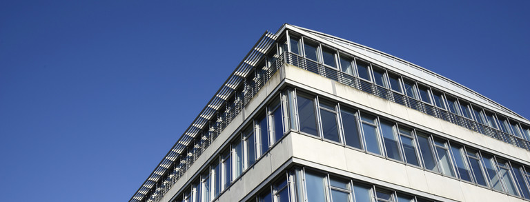 GB III Das Geschossbau 3 aus der Froschperspektive an der TU Dortmund.