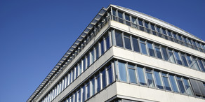 GB III Das Geschossbau 3 aus der Froschperspektive an der TU Dortmund.