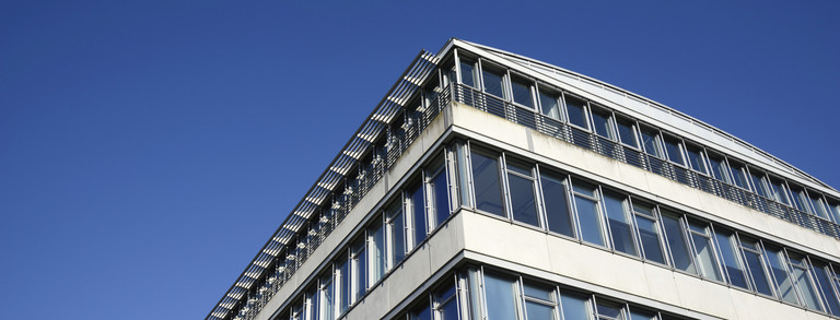 GB III Das Geschossbau 3 aus der Froschperspektive an der TU Dortmund.