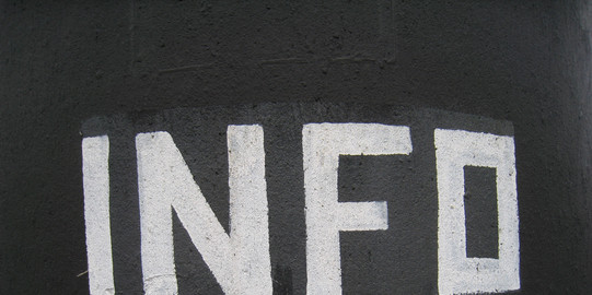 Info Hinweis "Info" auf Kreide geschrieben.