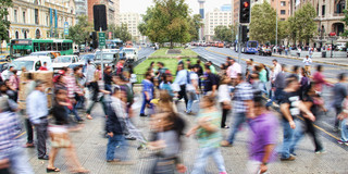 Menschenmenge (Modul 6) Durch die Schnelligkeit verschwommene Menschenmenge auf einem Marktplatz