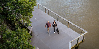 Menschen gehen spazieren.