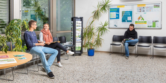 Studierende bei der Studienberatung Studierende sitzen im Wartebereich der Studienberatung