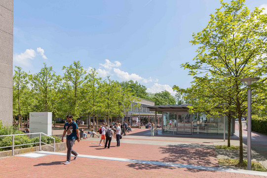 Campus Süd mit Rudolph-Chaudoire-Pavillion Campus Süd mit Rudolph-Chaudoire-Pavillion und Studenten im Sommer