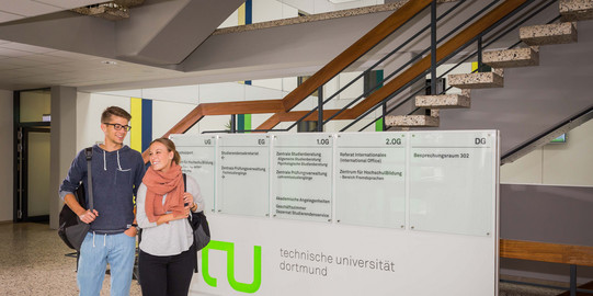 Studierende im Foyer Emil-Figge-Straße 61 Zwei Studierende laufen durch ein Foyer.