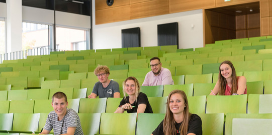Gruppe Studierender im Hörsaal Eine Gruppe Studierender im Hörsaal.