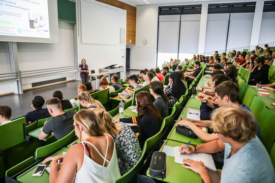 Studierende im Hörsaal Studierende sitzen zum Studienstart in einer Vorlesung.